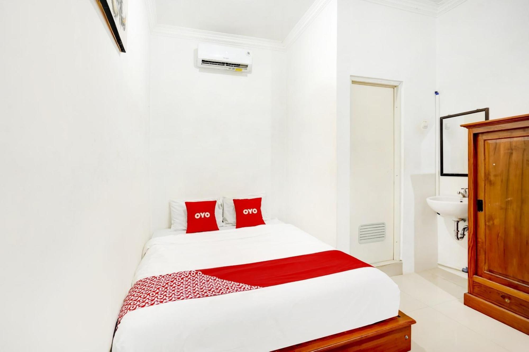 Super Oyo 3702 Homestay Bougenville Syariah Lamongan ภายนอก รูปภาพ