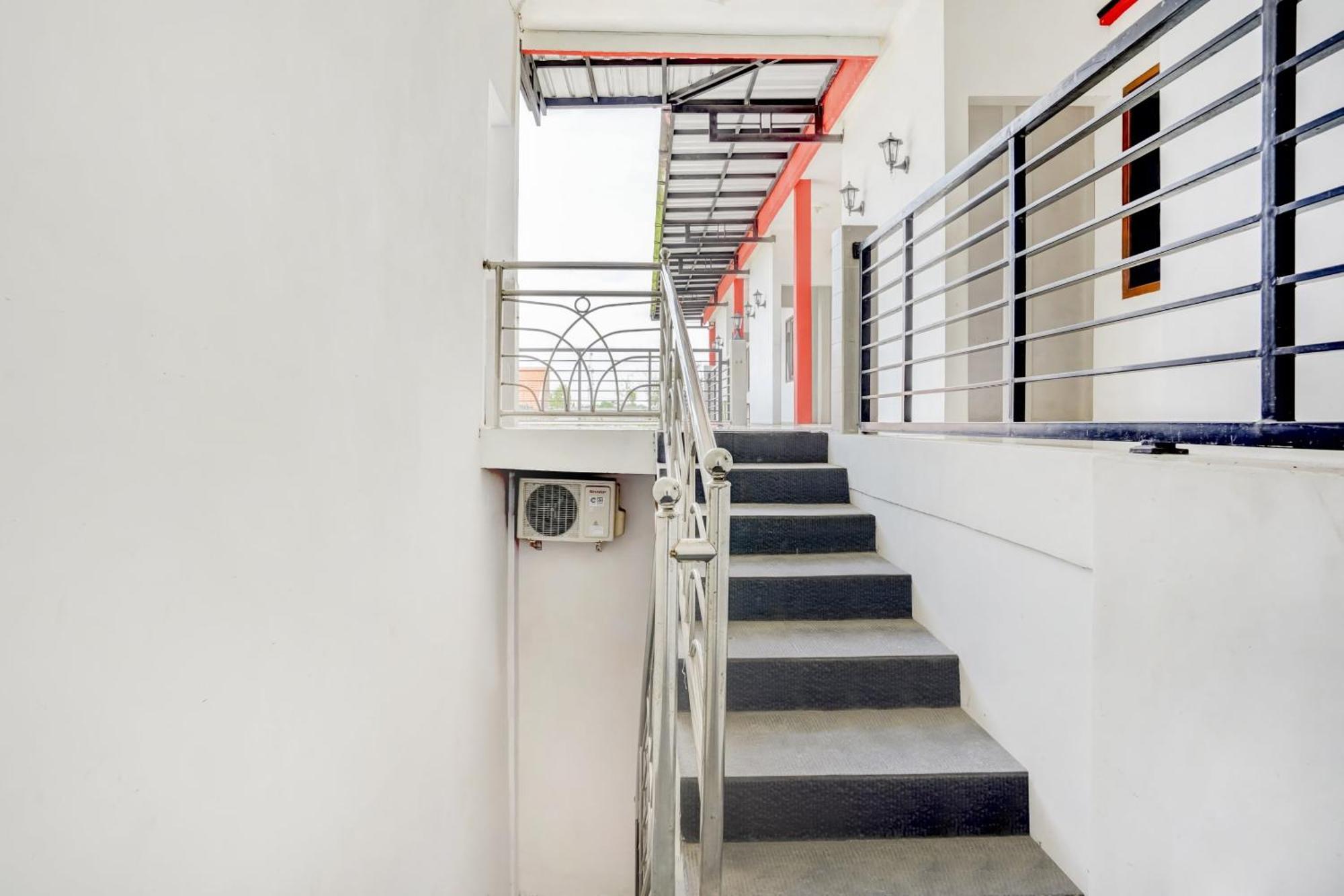 Super Oyo 3702 Homestay Bougenville Syariah Lamongan ภายนอก รูปภาพ