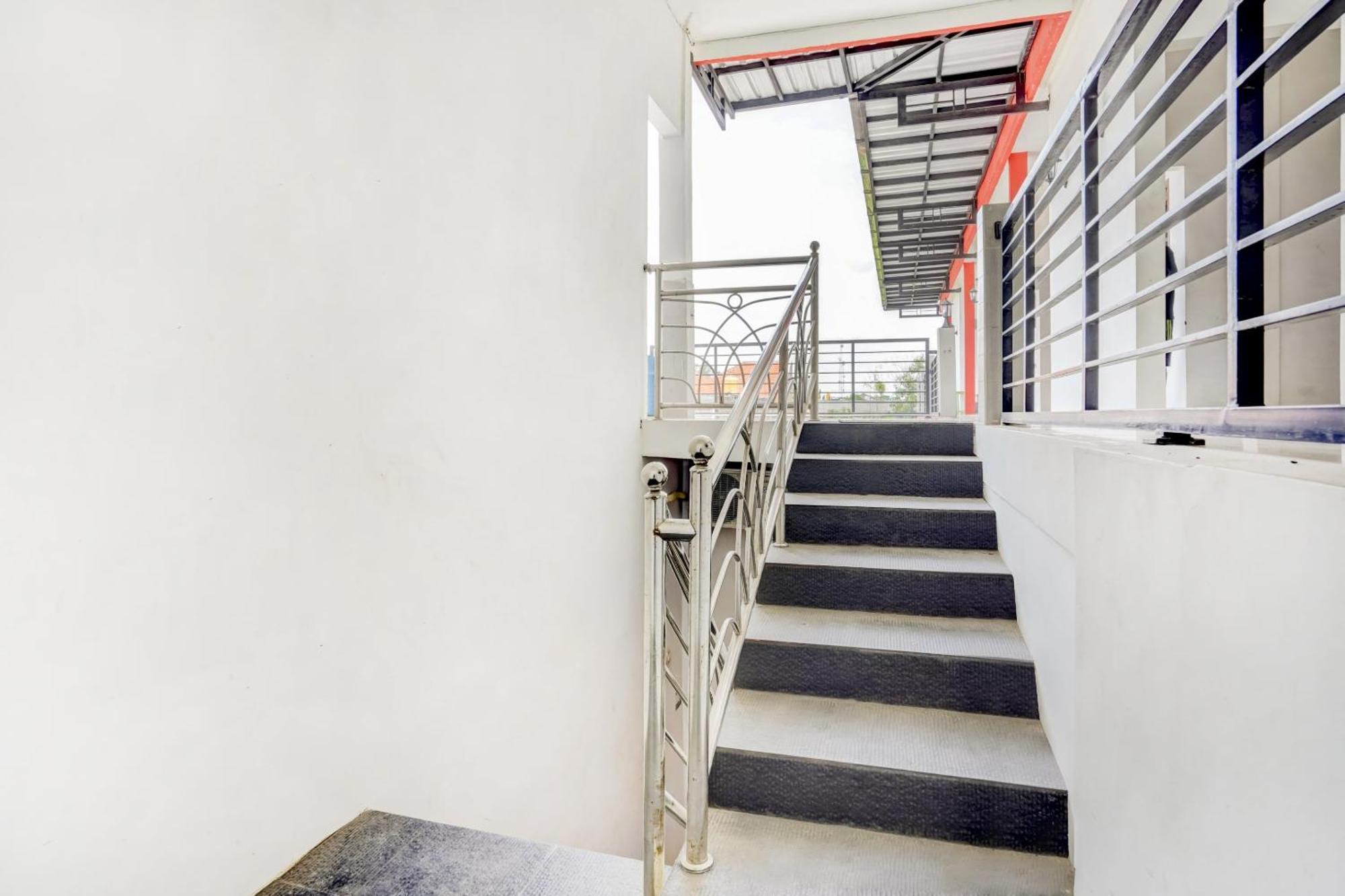 Super Oyo 3702 Homestay Bougenville Syariah Lamongan ภายนอก รูปภาพ