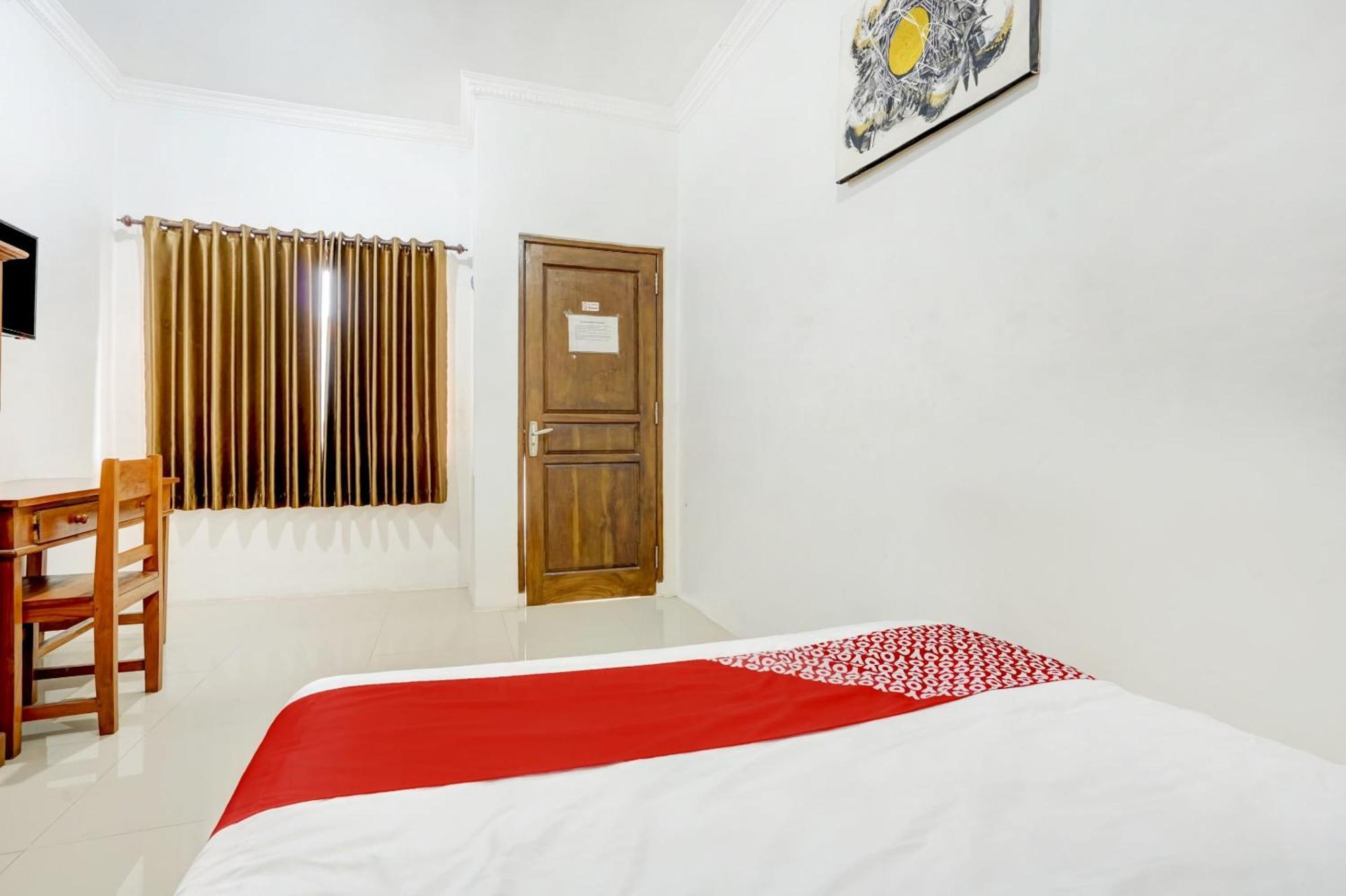 Super Oyo 3702 Homestay Bougenville Syariah Lamongan ภายนอก รูปภาพ