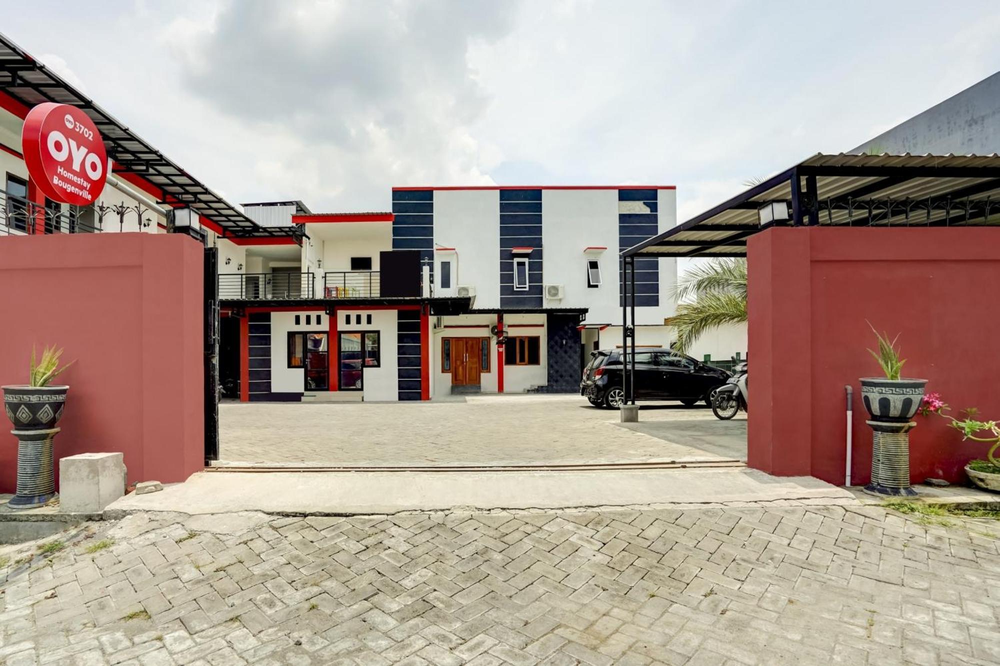 Super Oyo 3702 Homestay Bougenville Syariah Lamongan ภายนอก รูปภาพ