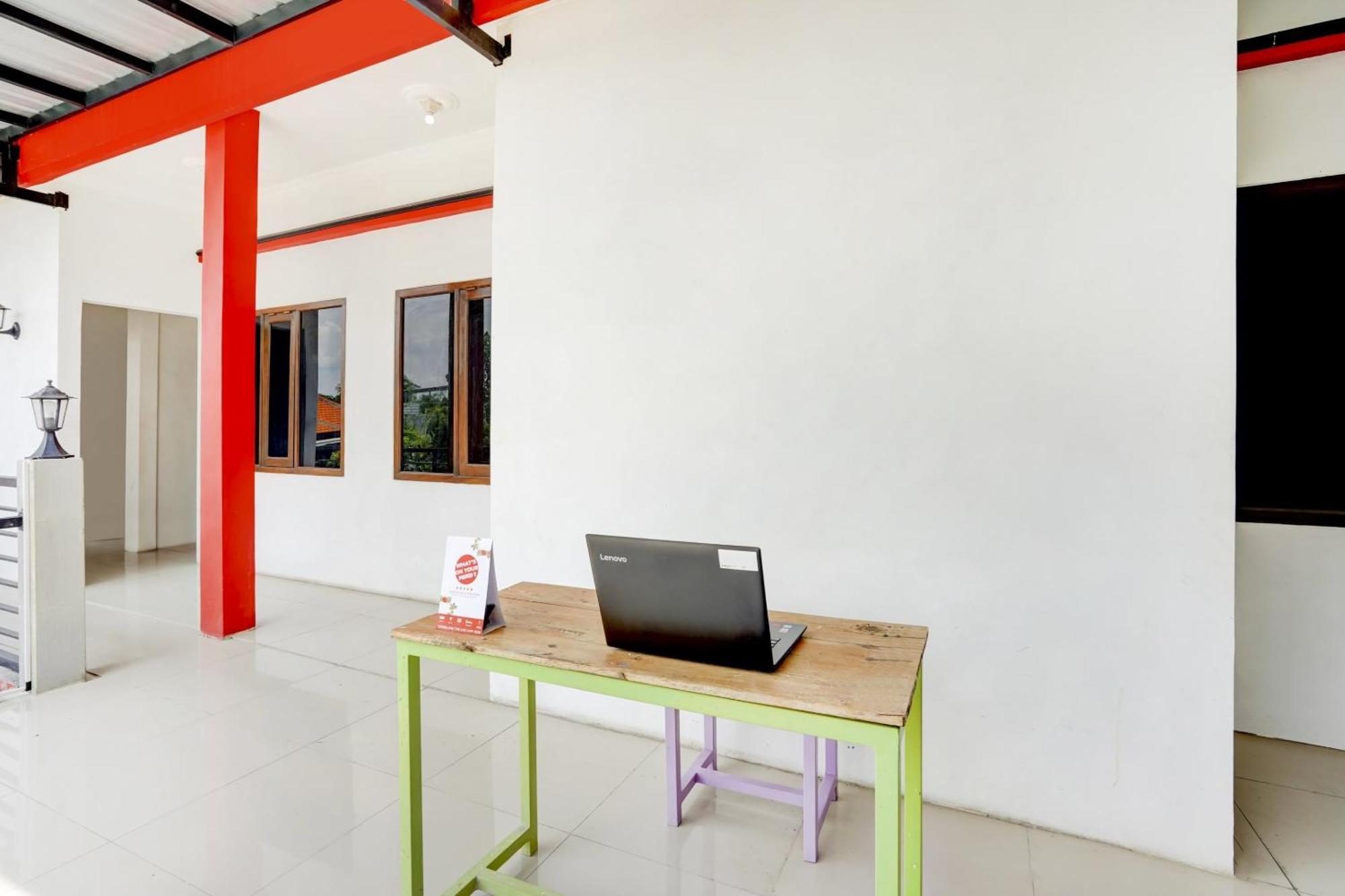 Super Oyo 3702 Homestay Bougenville Syariah Lamongan ภายนอก รูปภาพ