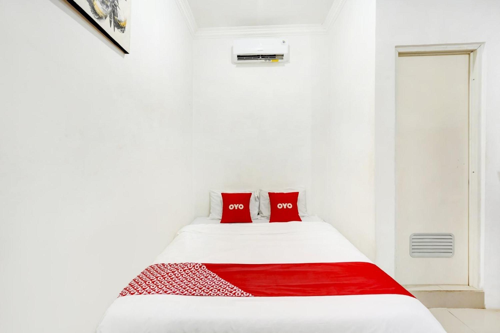 Super Oyo 3702 Homestay Bougenville Syariah Lamongan ภายนอก รูปภาพ