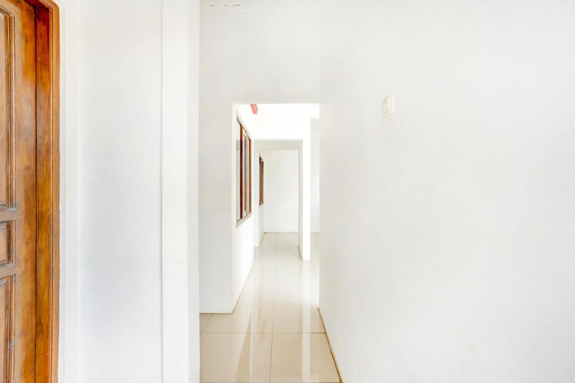 Super Oyo 3702 Homestay Bougenville Syariah Lamongan ภายนอก รูปภาพ
