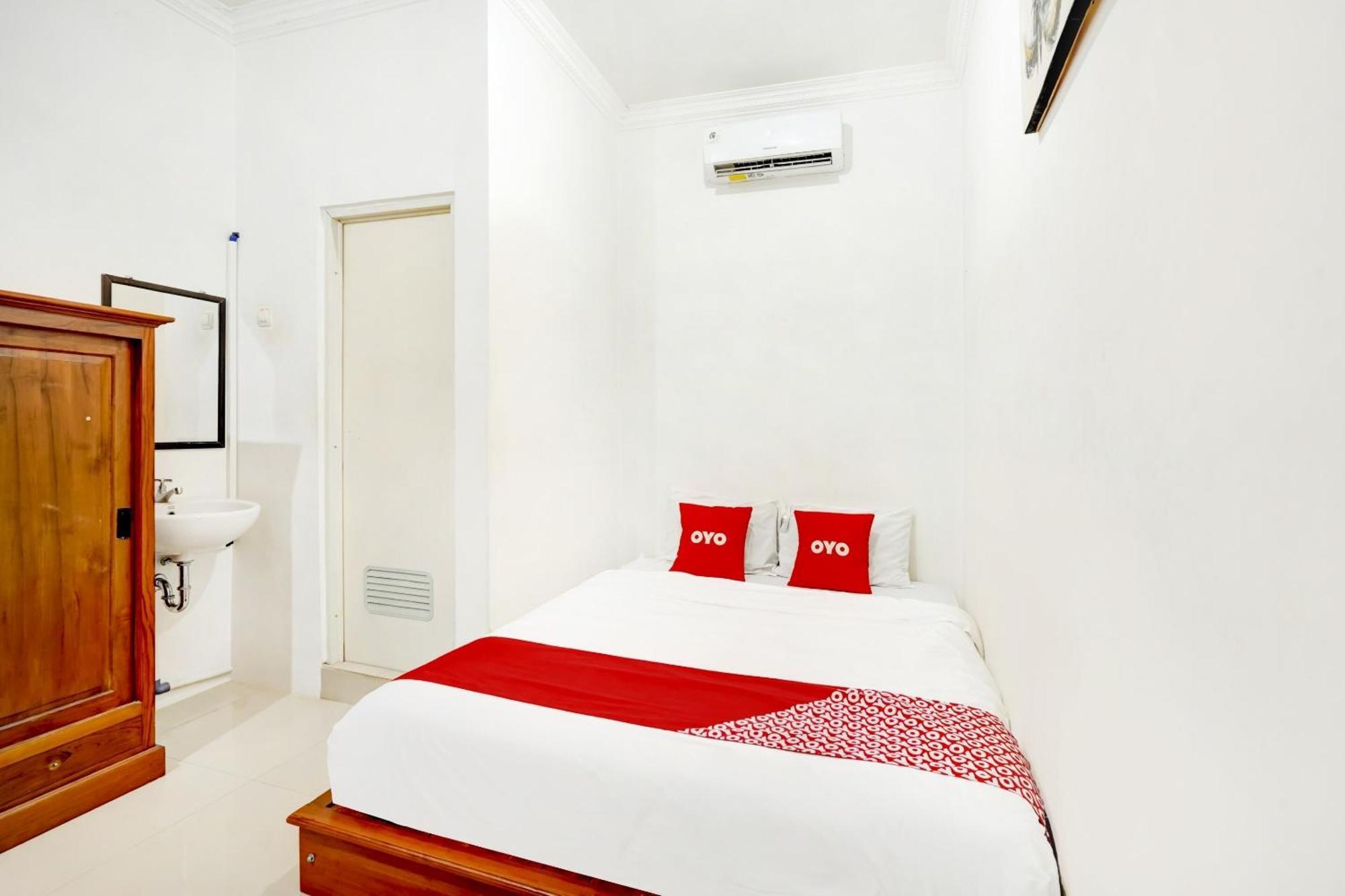 Super Oyo 3702 Homestay Bougenville Syariah Lamongan ภายนอก รูปภาพ