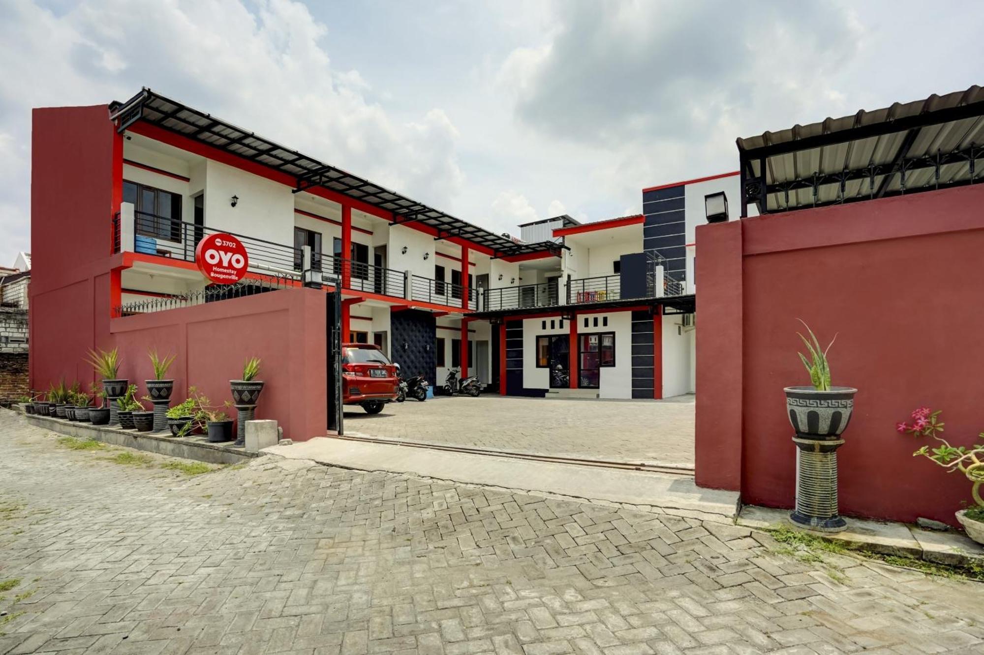 Super Oyo 3702 Homestay Bougenville Syariah Lamongan ภายนอก รูปภาพ