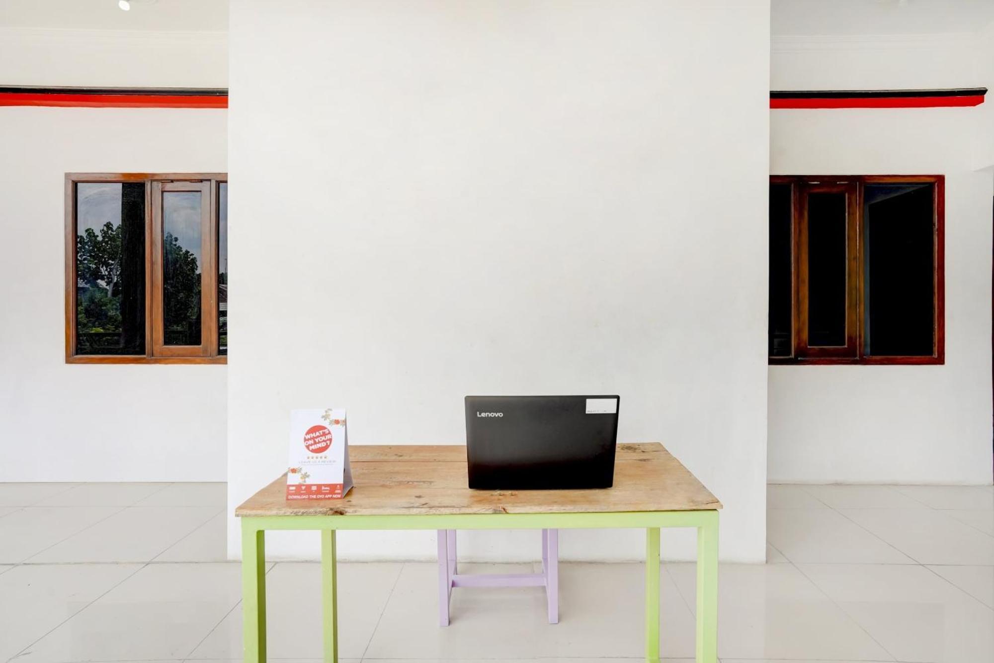 Super Oyo 3702 Homestay Bougenville Syariah Lamongan ภายนอก รูปภาพ